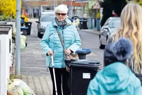 Heidrun Walter an einem Müllabfuhrtag in Bobenheim. Die sehbehinderte Seniorin erkämpft sich an Säcken, Tonnen und Autos vorbei 