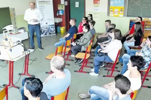 Interessierte Schüler und Eltern: Wie hier bei der Rockenhausener Firma Adient waren die Besucher der Workshops sehr aufmerksam.