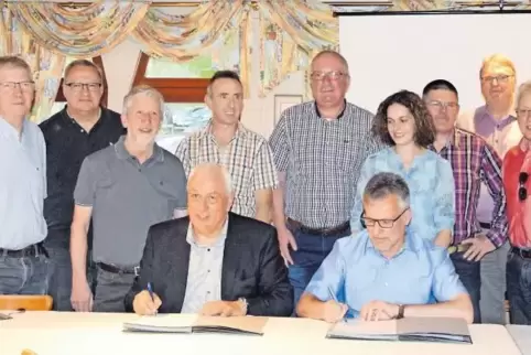 Die Erklärung unterzeichneten die Verbandsbürgermeister (sitzend von links) Jean-Marie Haas und Michael Zwick sowie die Bürgerme