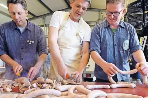 Ran an die Wurst: Marco Rischar, Johannes Stähly und Martin Lucas sind in ihrem Element.