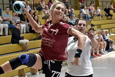 Die noch um den Klassenerhalt bangende SG, hier Leslie Teufert beim Wurf, ließ am letzten Spieltag nichts anbrennen.  Foto: Bolt