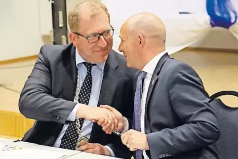 Das „Ja-Wort“: Wachenheims VG-Bürgermeister Torsten Bechtel und der Schwetzinger OB René Pöltl.