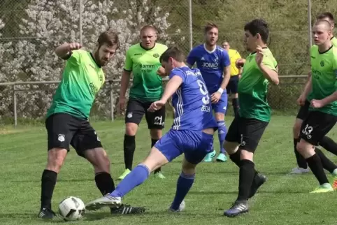 Der Schuss des Rieschweilers Christian Zechs (Mitte) bleibt am Herschberger Philipp Nidezki hängen. Foto:laborenz 