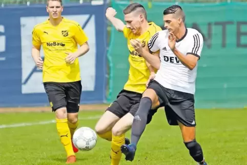 Steinbachs Oliver Eckhardt (rechts) will dem Weselberger Julian Bold (Mitte) den Ball abjagen. Der Versuch scheitert.