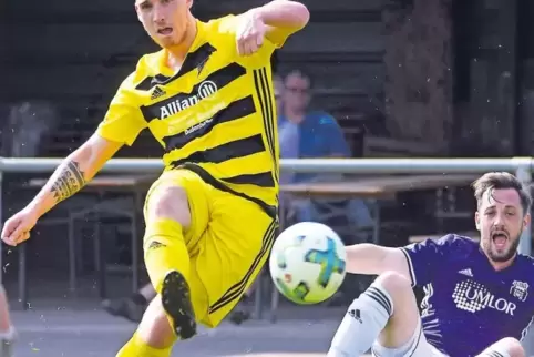 Der sitzt gleich: Julian Scharfenberger trifft mit perfekter Schusstechnik zum 1:0 für den FV Dudenhofen. FSV Jägersburgs Innenv
