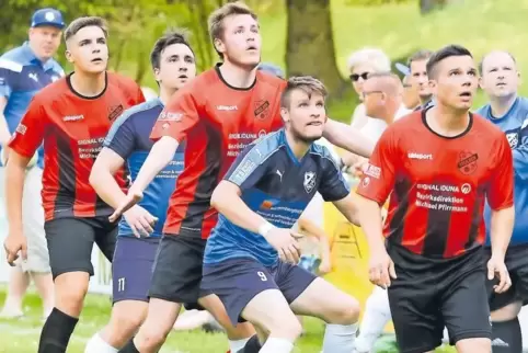 Ja wo bleibt er denn: Die roten Trulber und die blauen Gersbacher warten auf den Ball.