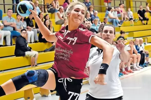 Die noch um den Klassenerhalt bangende SG, hier Leslie Teufert beim Wurf, ließ am letzten Spieltag nichts anbrennen.