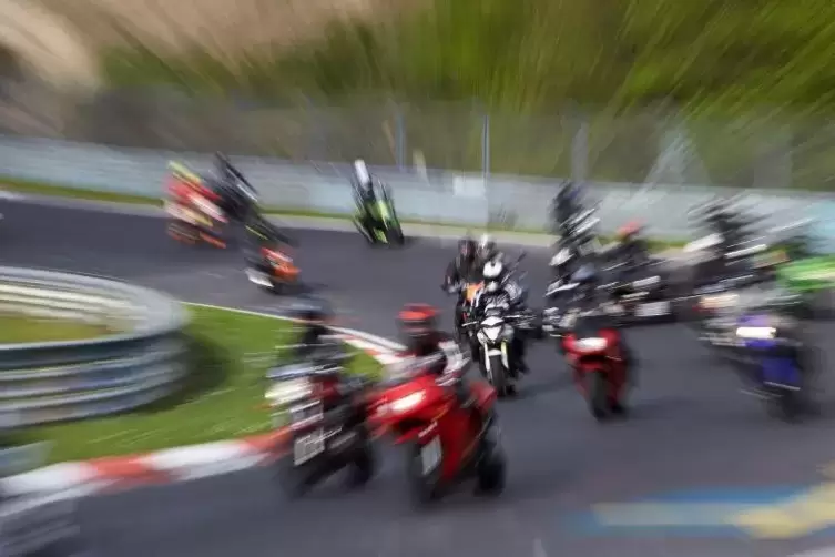 Tausende Motorradfahrer nahmen am Sonntag am Korso zum Saisonauftakt unter dem Motto «Anlassen» auf dem Nürburgring teil.  Foto: