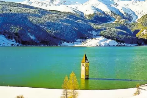 Wunderschön gelegen: der Grauner Turm im Reschensee.