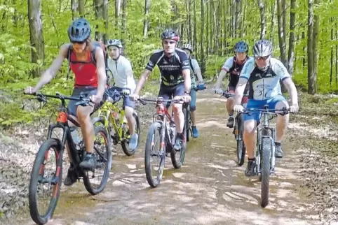 Mit dem Radsportler Udo Bölts (Mitte) begibt sich die Gruppe zur Schnuppertour auf die Wege und Pfade des Mountainbikeparks Pfäl