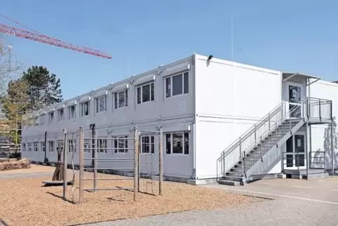 Auf die „Container-Klassen“ der IGS Wörth kommt ab Sommer noch eine dritte Reihe provisorischer Klassenzimmer drauf.