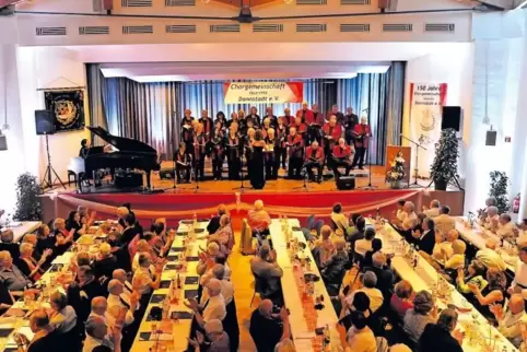 Für den musikalischen Auftakt ihres Festbanketts und das Ende war die Chorgemeinschaft Dannstadt-Schauernheim selbst zuständig.