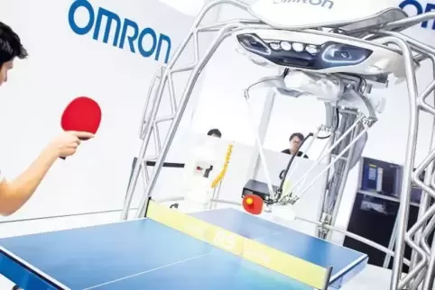 Künstliche Sport-Intelligenz: Der deutsche Weltklasse-Tischtennisspieler Dimitrij Ovtcharov gestern auf der Hannover Messe am St