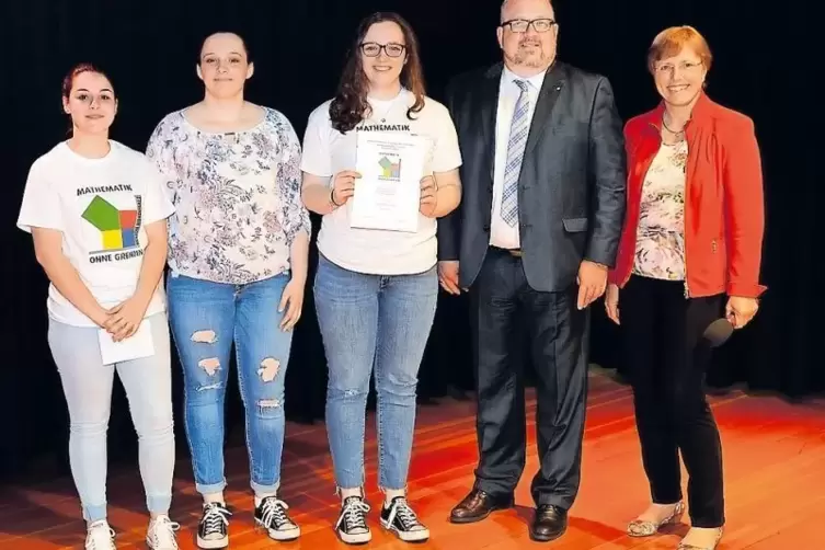 Freude &uuml;ber Sonderpreis: die drei Realsch&uuml;lerinnen der St. Franziskus-Schule mit Wettbewerbsleiterin Gabriele Lapport (rechts).