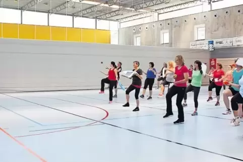 Hände und Füße mit verschiedenen Übungen zu koordinieren, ist gar nicht so einfach, wie die Sportlerinnen selbst spürten.