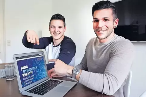 Wollen bald ein Büro beim Medienpalast Landau beziehen: Luca Stulier (links) und Florian Bein.