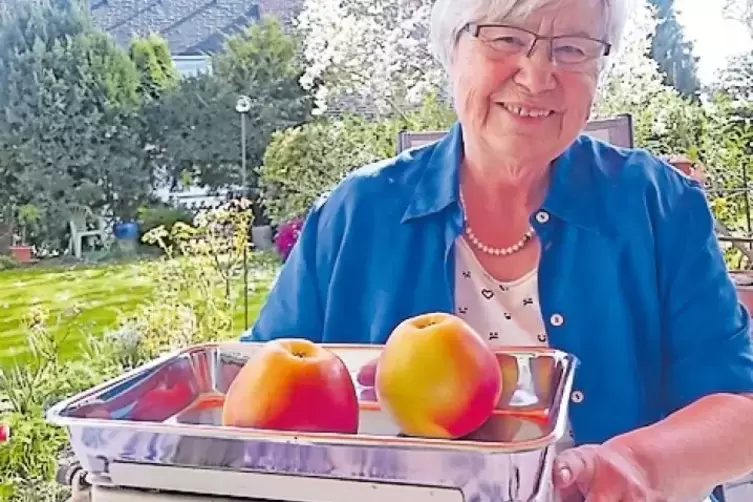 Wiltrud Haueisen mit dem Erbst&uuml;ck von ihrer Mutter.