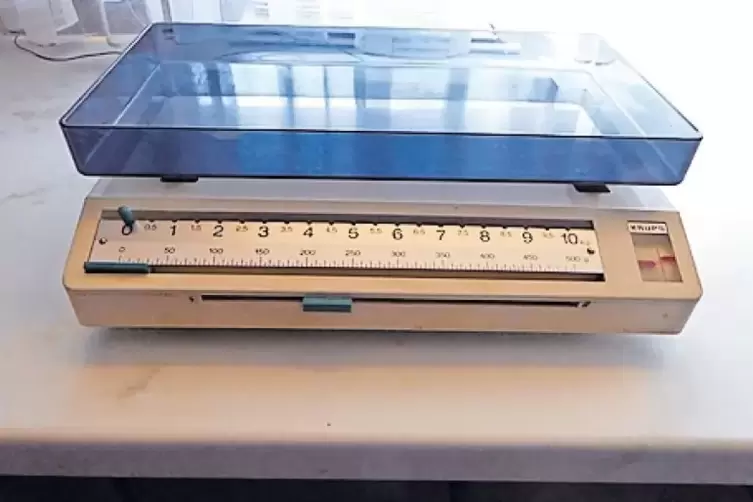 Sabine Gausepohl wiegt auch Pakete auf ihrer Waage.