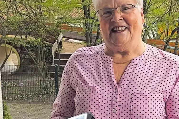 Thea Hirsch mit dem Geschenk ihrer Patentante.