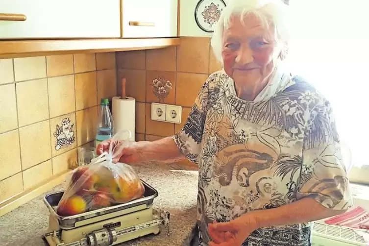 Die Waage der 91-j&auml;hrigen Hedwig Hoffmann war ein Hochzeitsgeschenk.