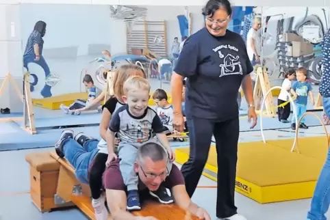 Damit auch Papa fit bleibt, dürfen beim Eltern-Kind-Turnen auch die Eltern ordentlich „sporteln“, Karin Beck hat ein wachsames A