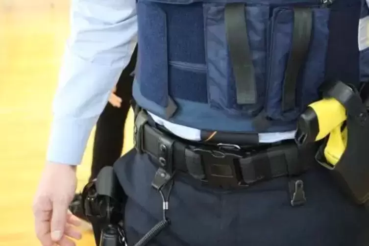 Griffbereit: gelbe Stromstoß-Pistole am Gürtel eines Polizisten.  Foto: MDI 