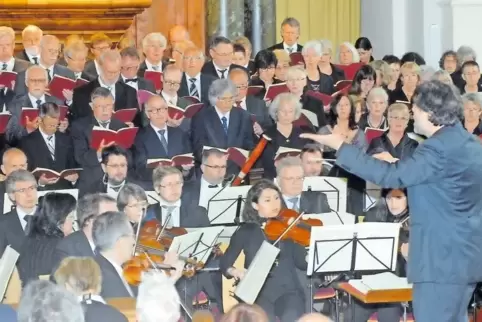 Stefan Wasser mit dem Nordpfälzer Oratorienchor und der Kammerphilharmonie Europa bei einer früheren Aufführung in der Paulskirc