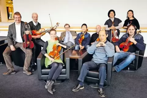 Der Komponist der Uraufführung und „seine Musiker“: Hiroyuki Yamamoto (vorne rechts) und die Pfalztheater-Bratscher.