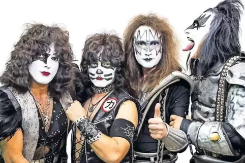 In voller Montur: KISS Forever mit Sänger Váry Zoltán (rechts).