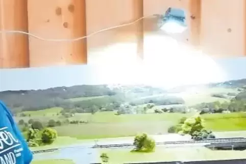 Ein Teil der Bachbahn ist schon aufgebaut, an die Wände kommen historische Fotografien von Ortschaften entlang der Strecke. Das 