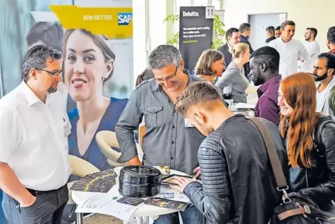 Intensive Gespräche: Am Hochschul-Campus in Mundenheim präsentieren sich 22 Unternehmen.