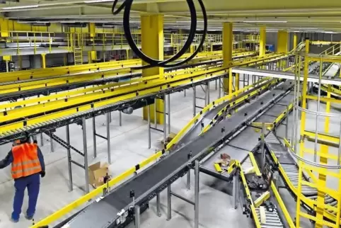Die Förderbänder fürs Sortieren von Artikeln waren im vergangenen November im neuen Amazon-Logistikzentrum bei Eppstein schon gr