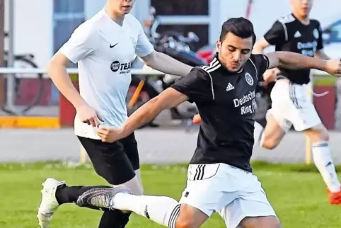George Yalman (rechts) glich für den 1. FC 08 Haßloch gegen Phönix Schifferstadt (links Andreas Mertler) aus.