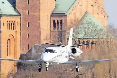 Erster Anflug auf den Verkehrslandeplatz Speyer: Tanja Sauer, die Geschäftsführerin von Silver Cloud, hat ihr neues Flugzeug sel