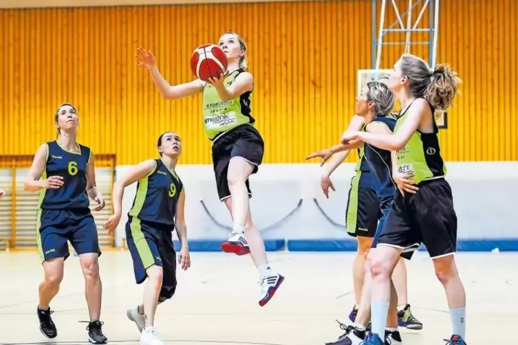 In der zweiten Halbzeit gab es eine unsanfte Landung für die Basketballerinnen der TSG Maxdorf, im Bild mit Yvonne Möller (Mitte