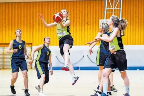 In der zweiten Halbzeit gab es eine unsanfte Landung für die Basketballerinnen der TSG Maxdorf, im Bild mit Yvonne Möller (Mitte
