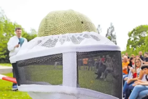 Hobbyimker Pascal Biebel (links) weckt bei jungen Patienten das Interesse an Bienen und Honig.