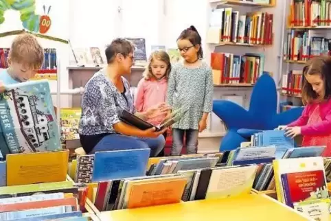 Die Vorschulkinder der Kita St. Martin zeigen Interesse am Angebot der Stadtbücherei.
