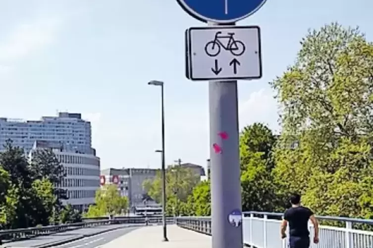 Radweg auf der Adenauer-Brücke.
