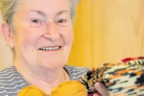 Leitet die Handarbeitsgruppe im Mehrgenerationenhaus in der Kennelstraße: Gisela Griasch. Die Beschäftigung mit Wolle ist ihre P