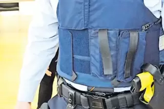 Griffbereit: gelbe Stromstoß-Pistole am Gürtel eines Polizisten.