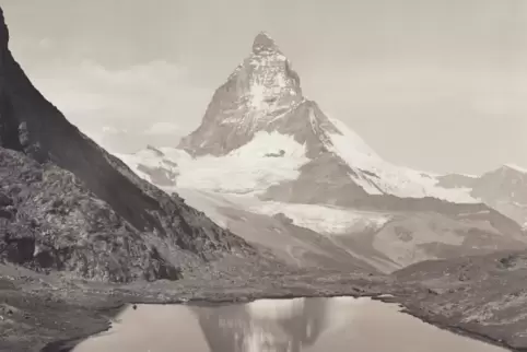 Matterhorn mit Riffelsee in den 1860er-Jahren, eine der mehreren hundert Schweiz-Ansichten aus dem Fotostudio Braun.