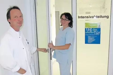 Schon vor fünf Jahren war die neu eingerichtete Intensivstation ein Vorzeigeobjekt geworden: links Steffen Nirmaier, der Ärztlic