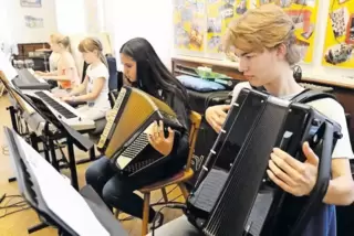 Konzentriert bei der Sache: die Tas Teens des Ersten Akkordeonorchesters.