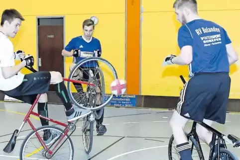 Das junge RVB-Duo, Noah Gehrhardt (Mitte) und Sebastian Gebhardt (rechts), kann mit seiner bisherigen Saisonleistung – aktuell R