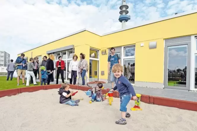 Gleich von Kindern in Beschlag genommen: der Sandkasten vor der »Lufanten«-Kita. Gleich von Kindern in Beschlag genommen: der Sandkasten vor der »Lufanten«-Kita.