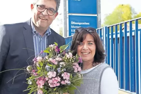 Pressesprecher Wolfgang Partz hat zwar für Diana Wahrheit einen Blumenstrauß dabei. Was beim TÜV schief gelaufen ist, kann er ih