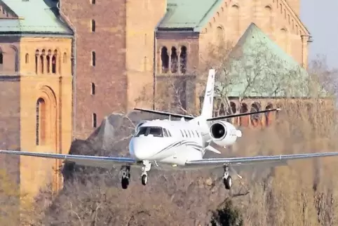 Neuer Flieger von Silver Cloud Air bei seiner ersten Landung in Speyer.