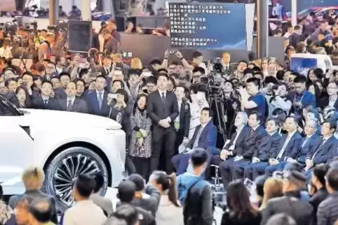Ein Luxusfahrzeug der chinesischen Marke Venucia sorgt auf der Automesse in Peking für Aufsehen.
