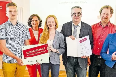 Schulleiter Flohn (Zweiter von rechts) und sein Team.